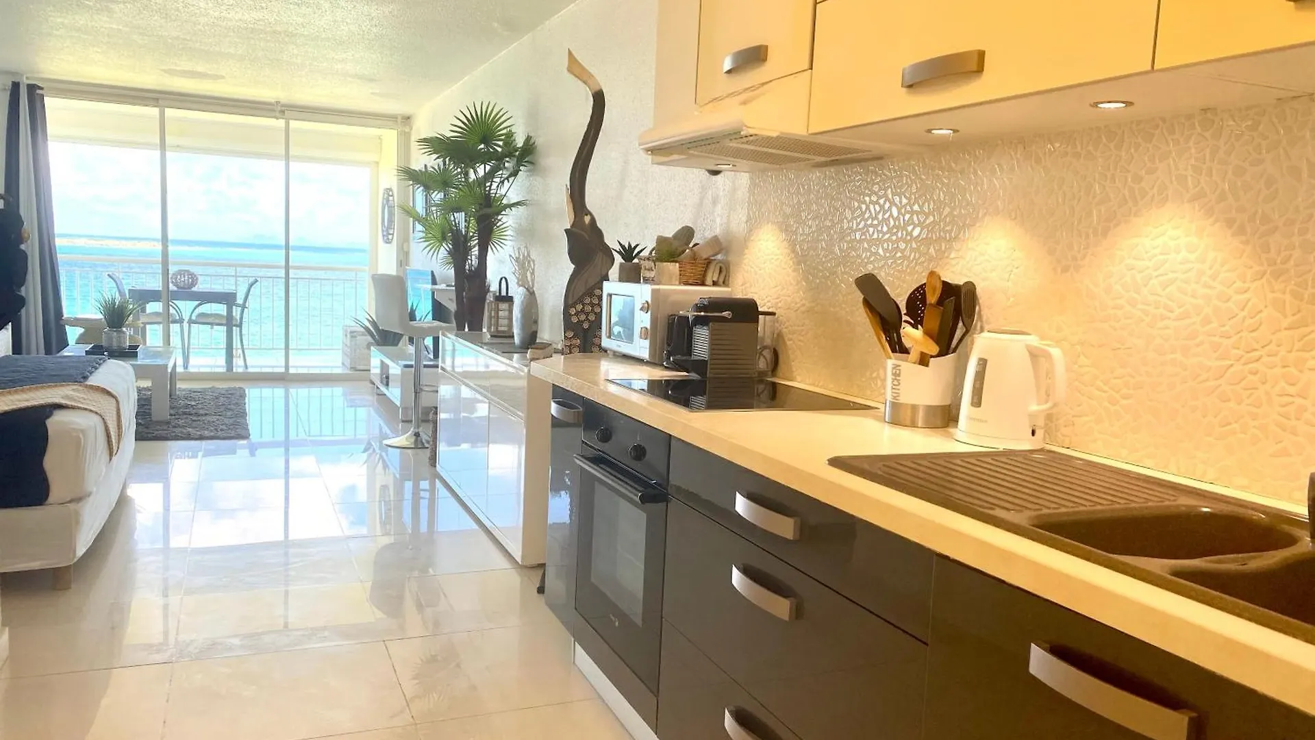 Excellence Suites Orient Beach Oceanview King-Size Beach Pool Parking Cul de Sac 0*,  Sint Maarten