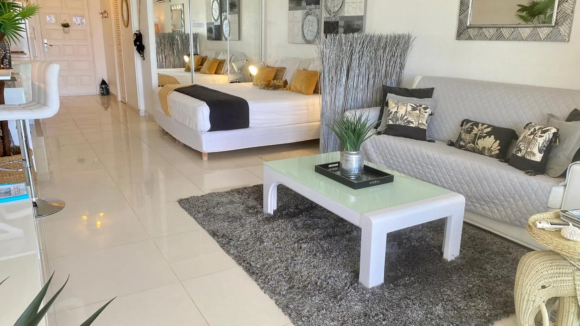 Excellence Suites Orient Beach Oceanview King-Size Beach Pool Parking Cul de Sac Sint Maarten