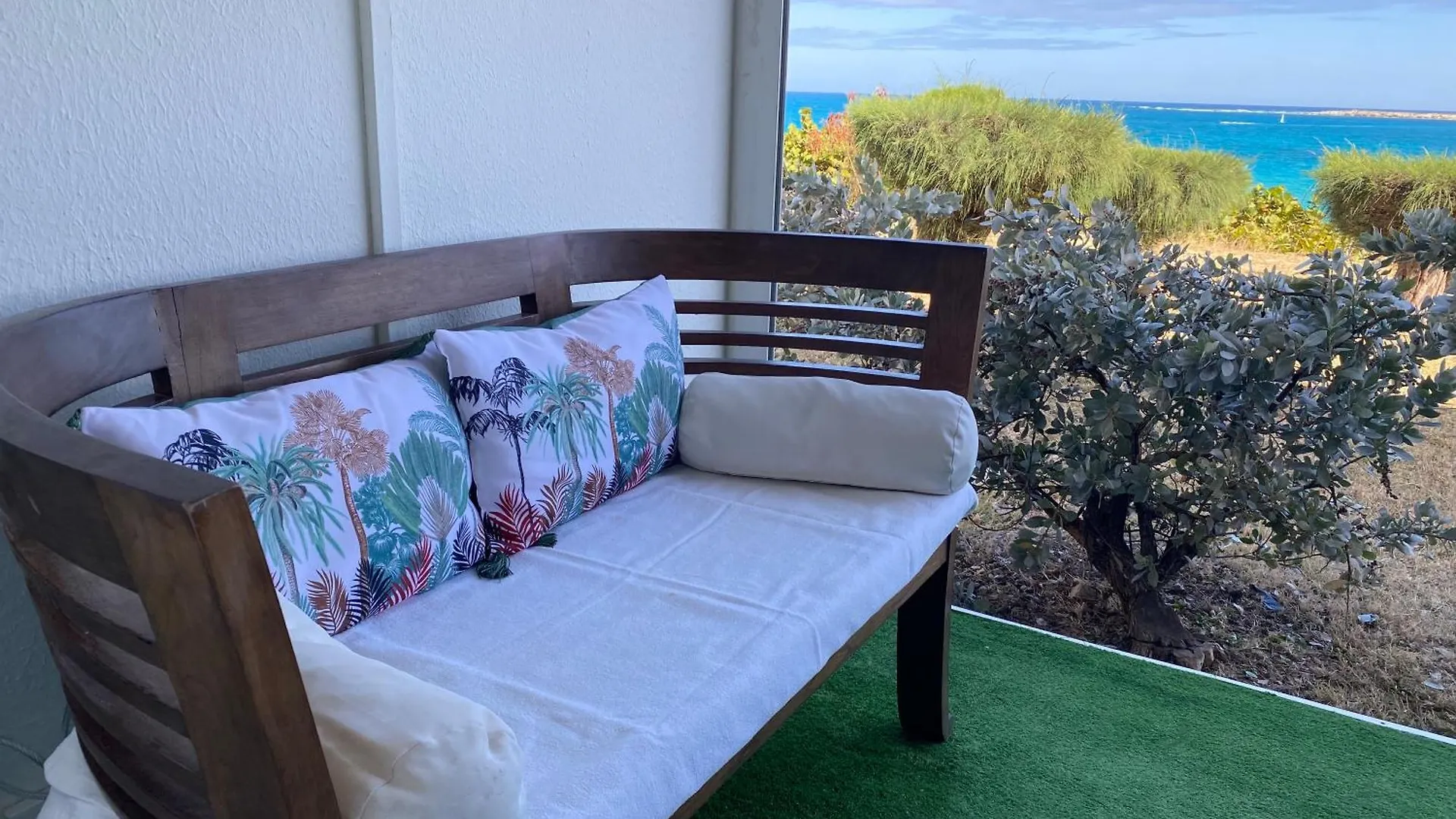 Excellence Suites Orient Beach Oceanview King-Size Beach Pool Parking Cul de Sac