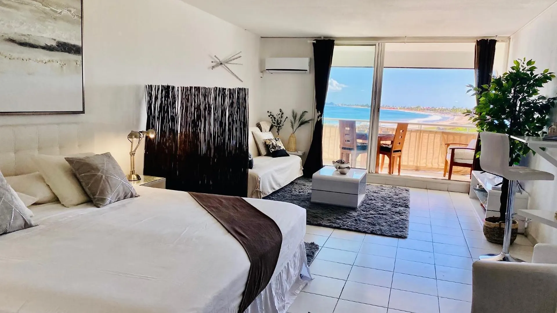 Excellence Suites Orient Beach Oceanview King-Size Beach Pool Parking Cul de Sac Apartment